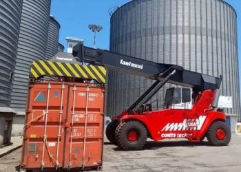 اضافه شدن یک دستگاه ریچ استاکر ۴۵ تنی به توان عملیاتی و لجستیکی مجتمع بندری انزلی