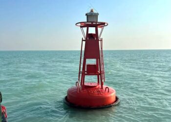 تعویض بویه حادثه دیده در کانال دسترسی بندر بوشهر