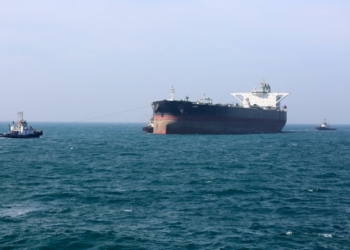 پهلودهی نفتکش غول پیکر در شرایط توفانی خلیج‌فارس