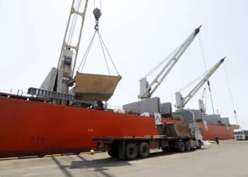 پهلوگیری دو کشتی فله بر و گازی در بندر شهید باهنردر این کشتی