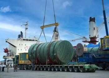 تخلیه نگلات فوق سنگین در بندر شهید بهشتی چابهار