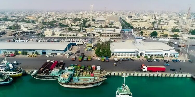 جابه جایی بیش از هفت میلیون کالا در بنادر غرب هرمزگان/ترانزیت بیش از 138 هزار دستگاه خودرو از بندر لنگه به آسیای میانه و عراق