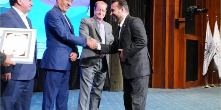 نشان عالی مسئولیت اجتماعی به سازمان بنادر و دریانوردی اهدا شد