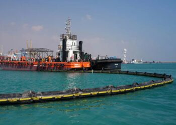 برگزاری مانور مقابله با آلودگی نفتی در بندر شهید رجایی