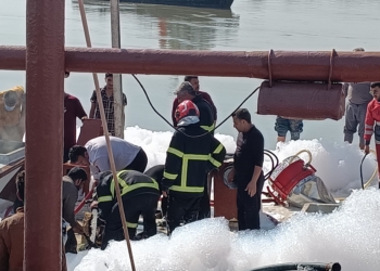 مهار به موقع آتش سوزی شناور صیادی با مشارکت آتش نشانان بندر آبادان