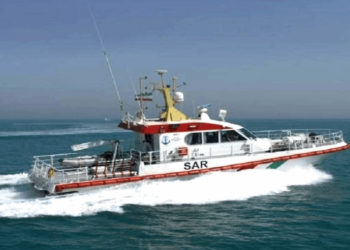 نجات ۱۱ خدمه یک فروند لنج صیادی در بوموسی/ دریانوردان به توصیه‌های هواشناسی توجه جدی داشته باشند