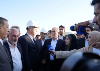 رییس جمهوری و وزیر راه و شهرسازی از بخش های مختلف فاز اول بندر شهید بهشتی چابهار بازدید کردند