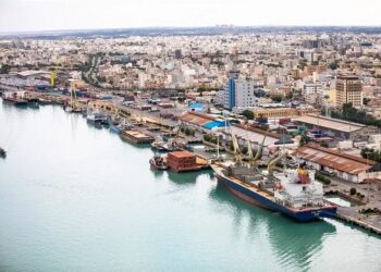 فیلم| پهلودهی بزرگ ترین کشتی مسافری-باری ایران در بندر بوشهر