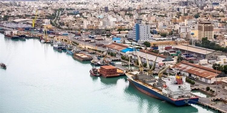 فیلم| پهلودهی بزرگ ترین کشتی مسافری-باری ایران در بندر بوشهر