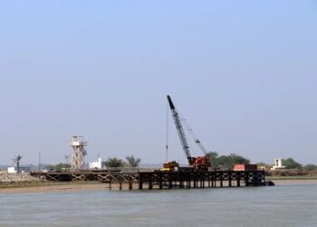 پهلوگیری کشتی تفریحی رستورانی در بندر آبادان