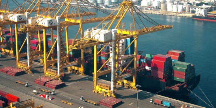 ایجاد ظرفیت جابه جایی ۱۰۰ میلیون کانتینر در جهان توسط DP World امارات