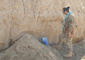 هادی جراحی در حال نمونه برداری از خاک های سیرجان