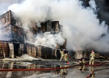 پایان عملیات ملی اطفای حریق اسکله شهید رجایی اعلام شد