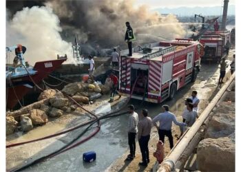 چهار فروند لنج در آتش سوخت