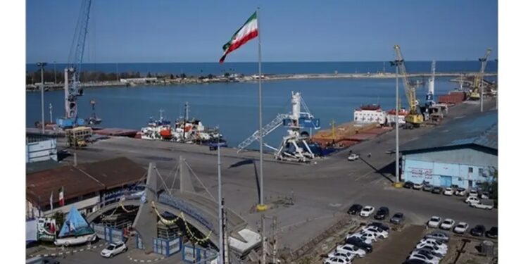 ۵۸۵ فروند کشتی تجاری در بنادر مازندران پهلو گرفتند