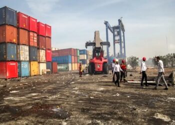 بررسی راهکارهای کمک به بازرگانان خسارت دیده در انفجار بندر شهید رجایی