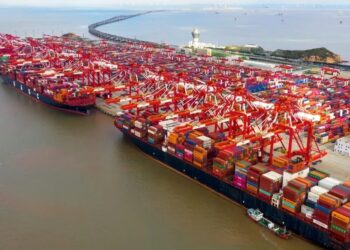 تخلیه کشتی و حمل کانتینر در بندر گوانجو چین