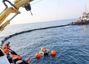 تداوم عملیات مقابله با آلودگی نفتی کشتی مغروقه "ایران‌صیام"