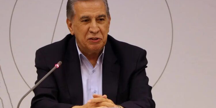 مقررات غیرکارشناسی موجب رسوب کالا در بنادر شده است