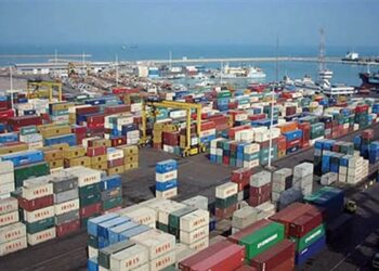 تخلیه وبارگیری در بندر شهید باهنر بندرعباس بی‌وقفه در حال انجام است