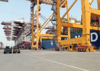 ترخیص کالا و ارائه خدمات گمرکی در بندر رجایی بدون وقفه ادامه دارد