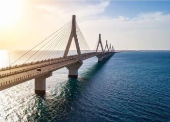 پلی روی دریا که عربستان را به مصر وصل می‌کند