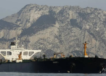 چشم‌های نگران جهان به تنگه هرمز