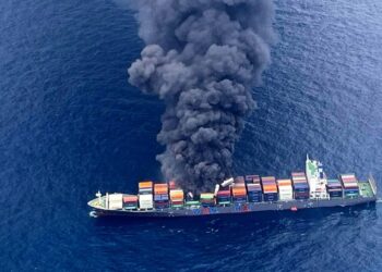 فیلم| لحظات غرق‌ شدن کشتی اسرائیلی توسط نیروهای یمنی