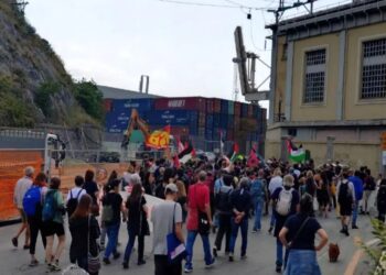 کارگران بنادر در شهر بندری جنوآی ایتالیا تحصن کردند