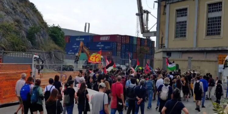 کارگران بنادر در شهر بندری جنوآی ایتالیا تحصن کردند
