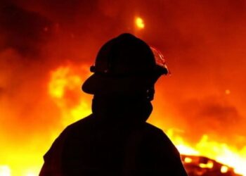 آتش سوزی در مخزن نفتی بندر امام خمینی (ره) بدون خسارت جانی تحت کنترل است