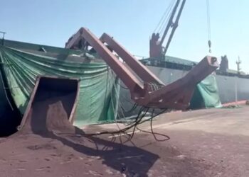 حادثه ای جدید در بندر شهید رجایی؛ کرین کشتی از وسط شکست!