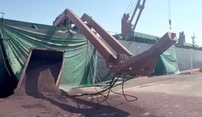 حادثه ای جدید در بندر شهید رجایی؛ کرین کشتی از وسط شکست!