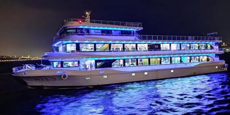 آغاز فصل جدید گردشگری دریایی در خزر؛ کروز ۱۵۰ نفره در مازندران پهلو گرفت