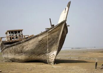 بازپس گیری لنج صیادی سرقتی در میناب؛ دزدان دریایی متواری شدند