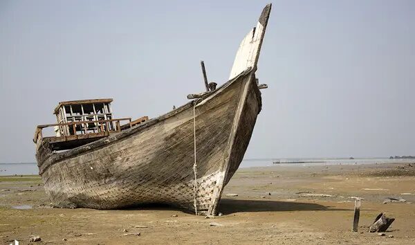 بازپس گیری لنج صیادی سرقتی در میناب؛ دزدان دریایی متواری شدند