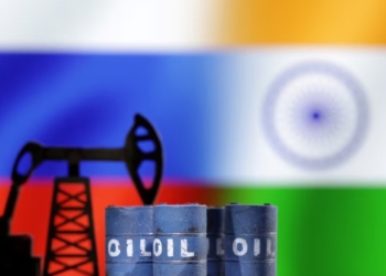 تخلیه نفتای روسی توسط یک کشتی تحریم‌شده در بندر آدانی هند