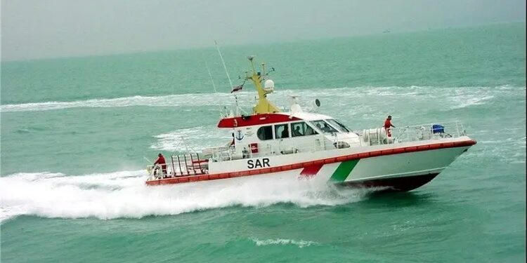 نجات پنج سرنشین لنج باری در مسیر دریایی دبی- آبادان