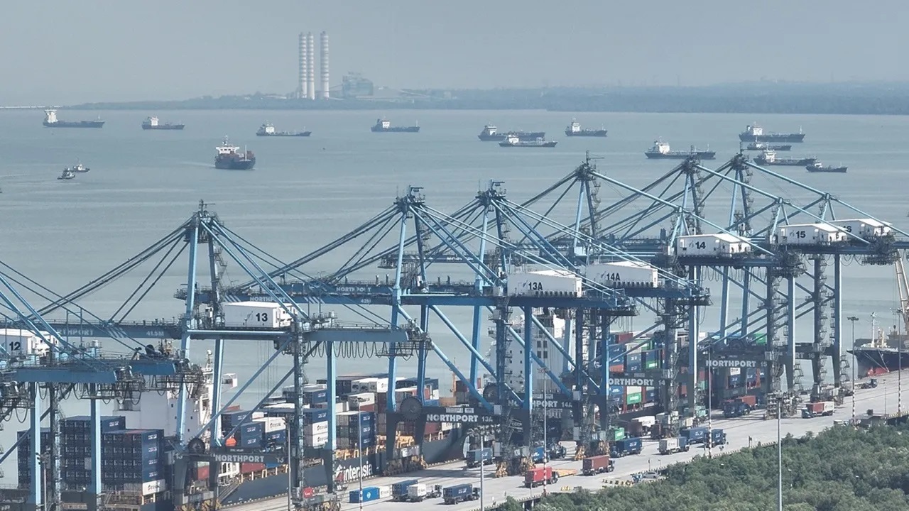 بازگشت خطوط کشتیرانی به کانال سوئز؛ هشدار درباره سقوط احتمالی نرخ حمل کانتینر درونآسیا بازگشت خطوط کشتیرانی به کانال سوئز؛ هشدار درباره سقوط احتمالی نرخ حمل کانتینر درونآسیا