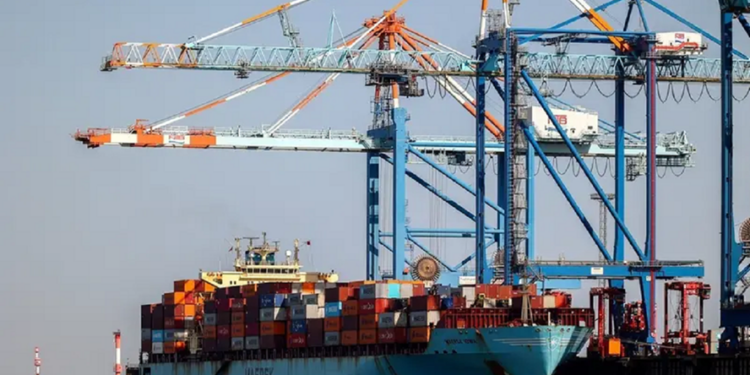 یک کشتی تجاری برای نخستین بار در دو سال گذشته از دریای سرخ عبور کرد