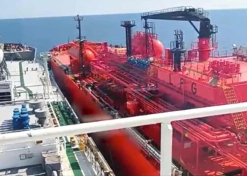 انجام بزرگ‌ترین انتقال کشتی‌به‌کشتی آمونیاک در عمان