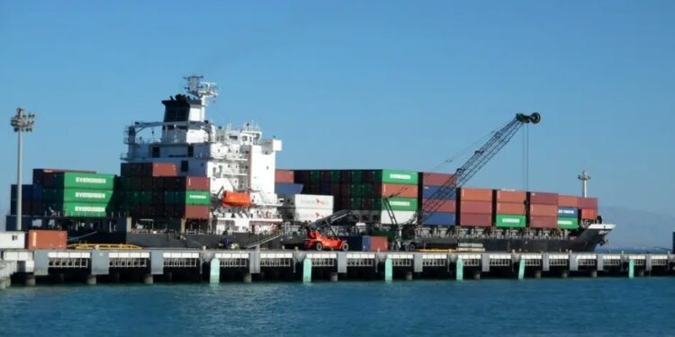 عملیات تخلیه و بارگیری در بنادر قشم به ۱۱.۴ میلیون تن رسید