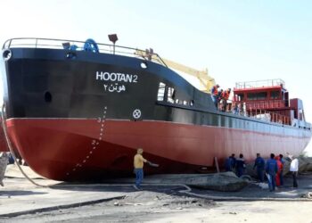 نخستین شناور چندمنظوره سوخت‌ رسان به آب انداخته شد