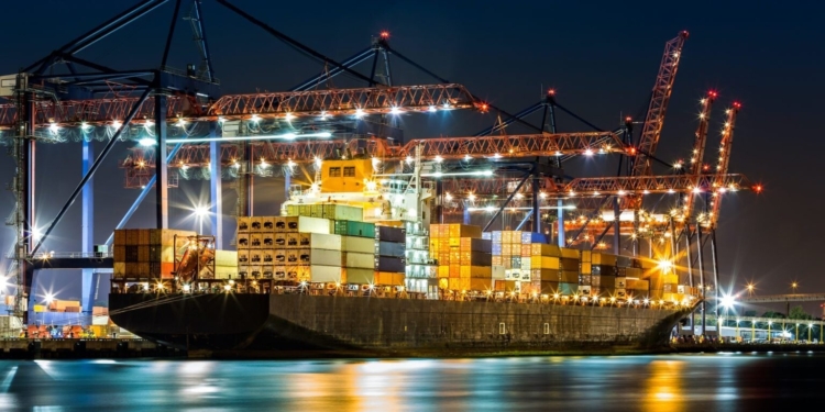 کسری تجاری آمریکا در ۲۰۲۵ به ۹۰۲ میلیارد دلار رسید؛ عصر طلایی دریایی ترامپ زیر سؤال رفت