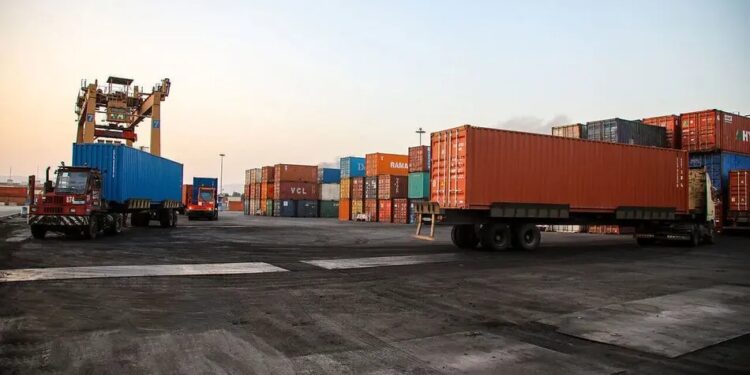 ترخیص و بارگیری بیش از یک میلیون تن کالای اساسی در بنادر خوزستان