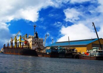 فعالیت صنعت لجستیک کشور به‌ ویژه در بنادر، برپایه خدمت رسانی به مردم غیرنظامی است