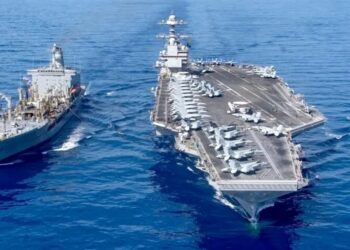 نیویورک تایمز: ناو جرالد فورد ۳۰ ساعت در آتش می‌ سوخت