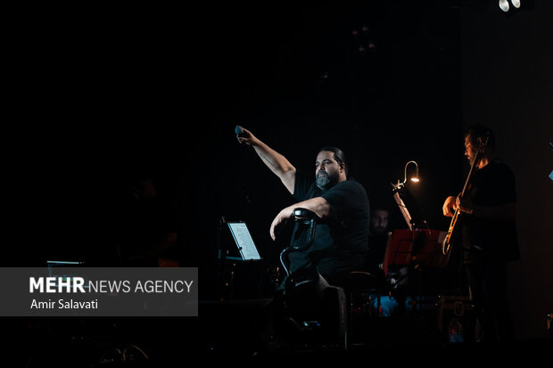 تلاشهای یک کنشگر موسیقی در جنگ؛ «مشکی پوش» سنگ تمام گذاشت