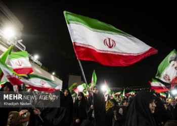 حضور مردم ایلام در خیابان زیر بارش باران - خبرگزاری مهر | اخبار ایران و جهان