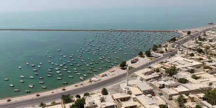 حمله دشمن به اسکله بندر چارک؛ یک شهید و ۴ شناور آسیب دید